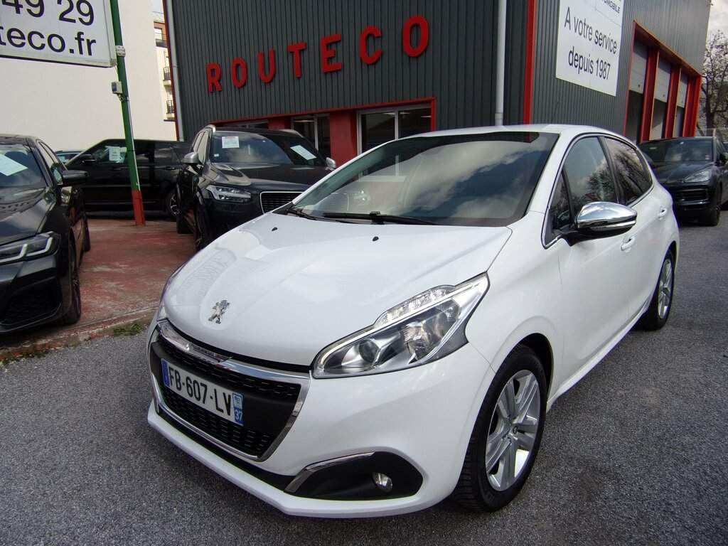 PEUGEOT 208 