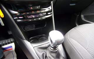 PEUGEOT 208  5P