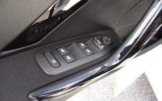 PEUGEOT 208 