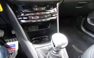 PEUGEOT 208 