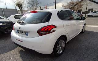 PEUGEOT 208 