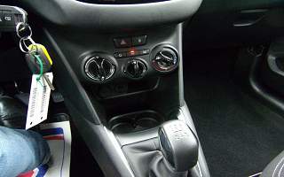 PEUGEOT 208 
