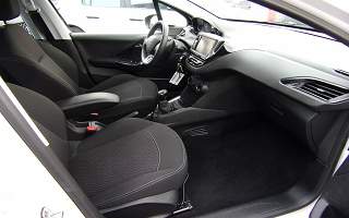 PEUGEOT 208 