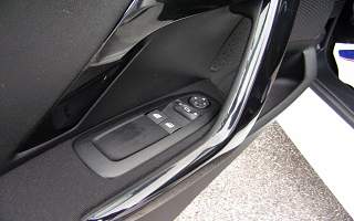 PEUGEOT 208 