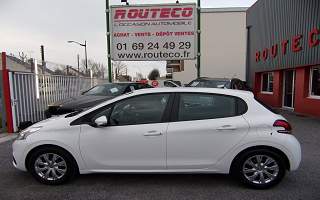 PEUGEOT 208 
